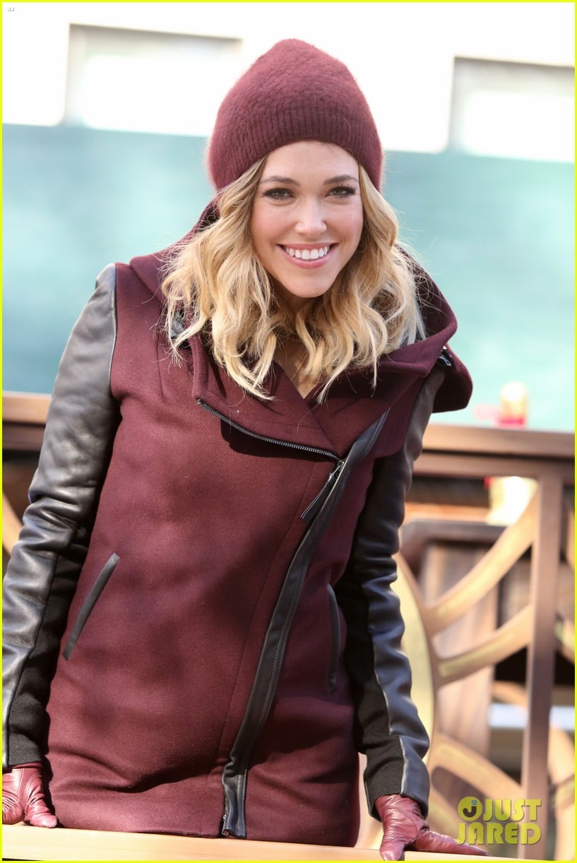 Rachel Platten & Jennifer Nettles Float Their Way Through Macy's