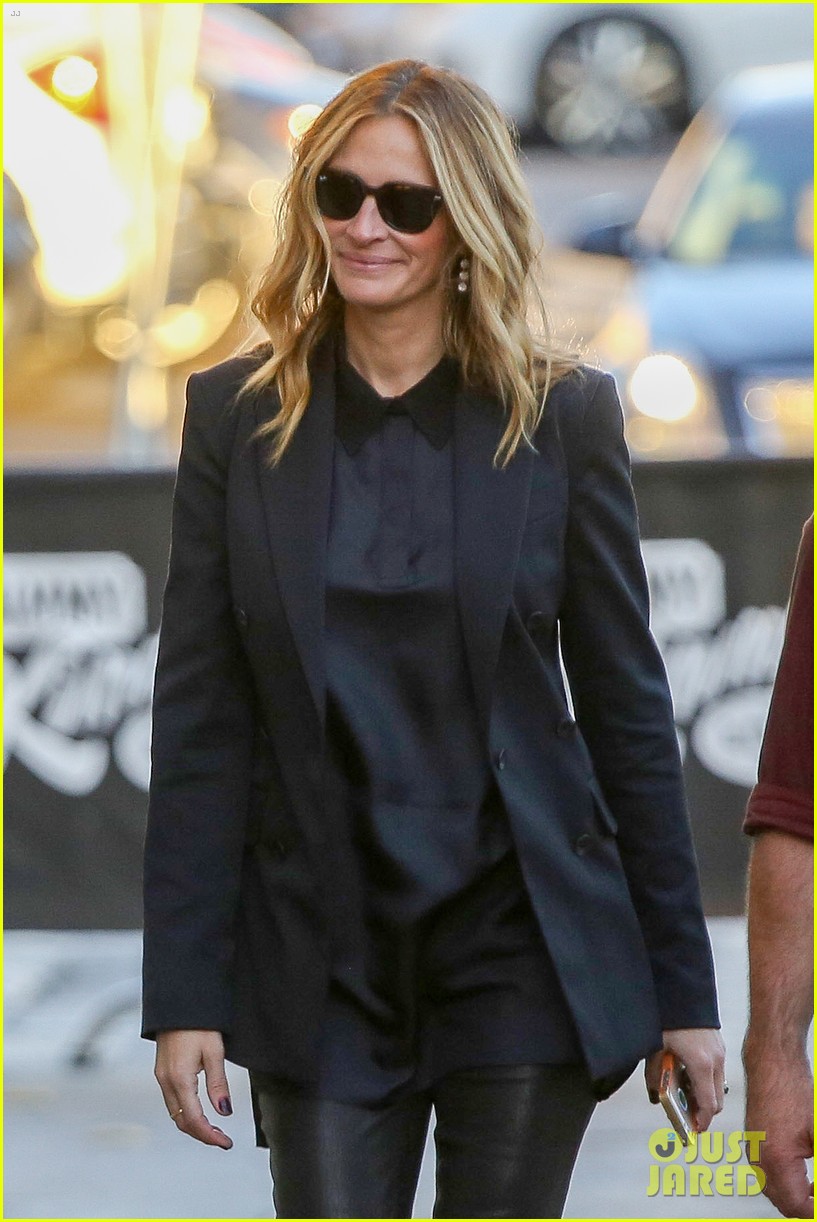 Julia Roberts Meets Nine Other Women Named 'Julia Roberts': Photo