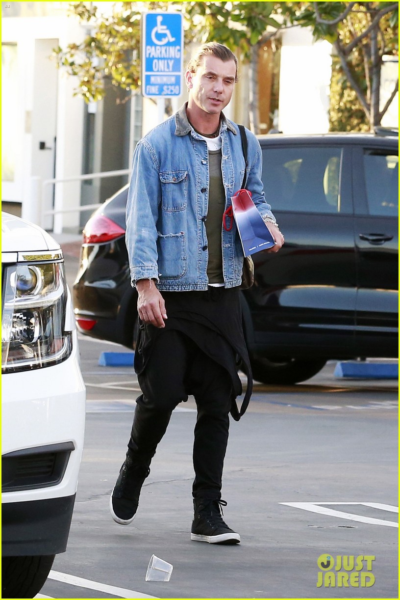 gavin rossdale steps out holiday shopping 013518327