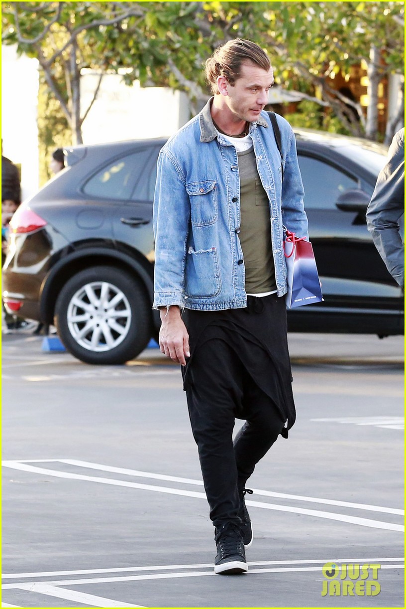 gavin rossdale steps out holiday shopping 063518332