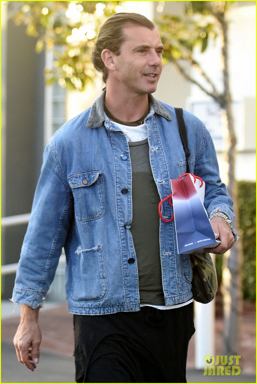 gavin rossdale steps out holiday shopping 093518335