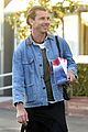 gavin rossdale steps out holiday shopping 02