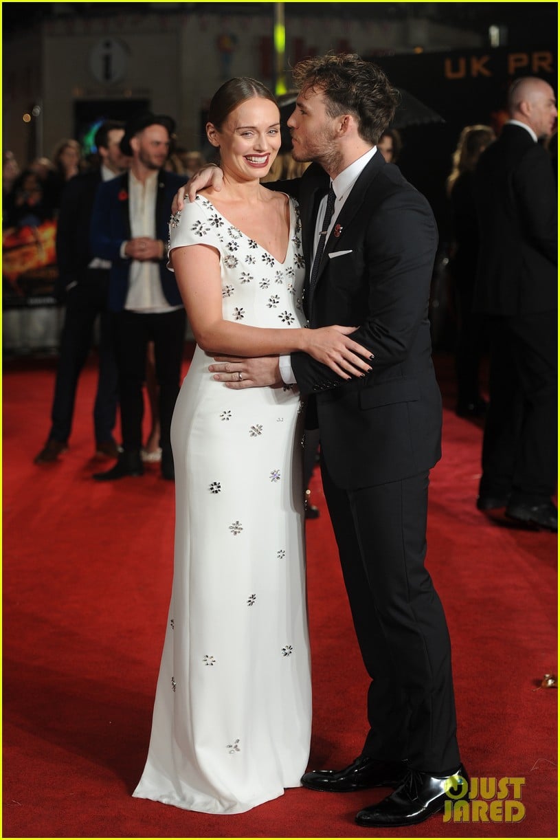 Photo sam claflin laura haddock pregnant hunger games premiere 05