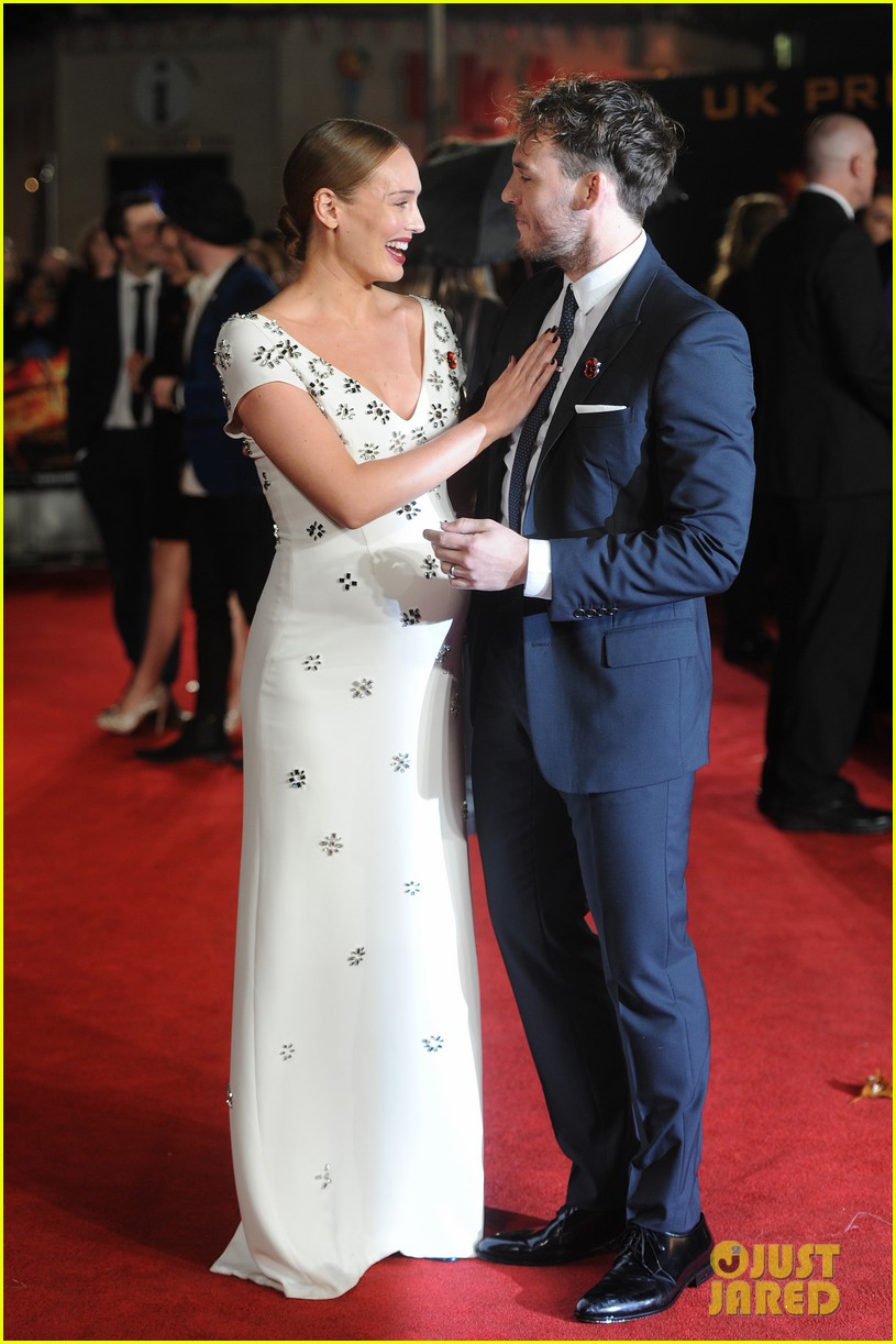 Photo sam claflin laura haddock pregnant hunger games premiere 08