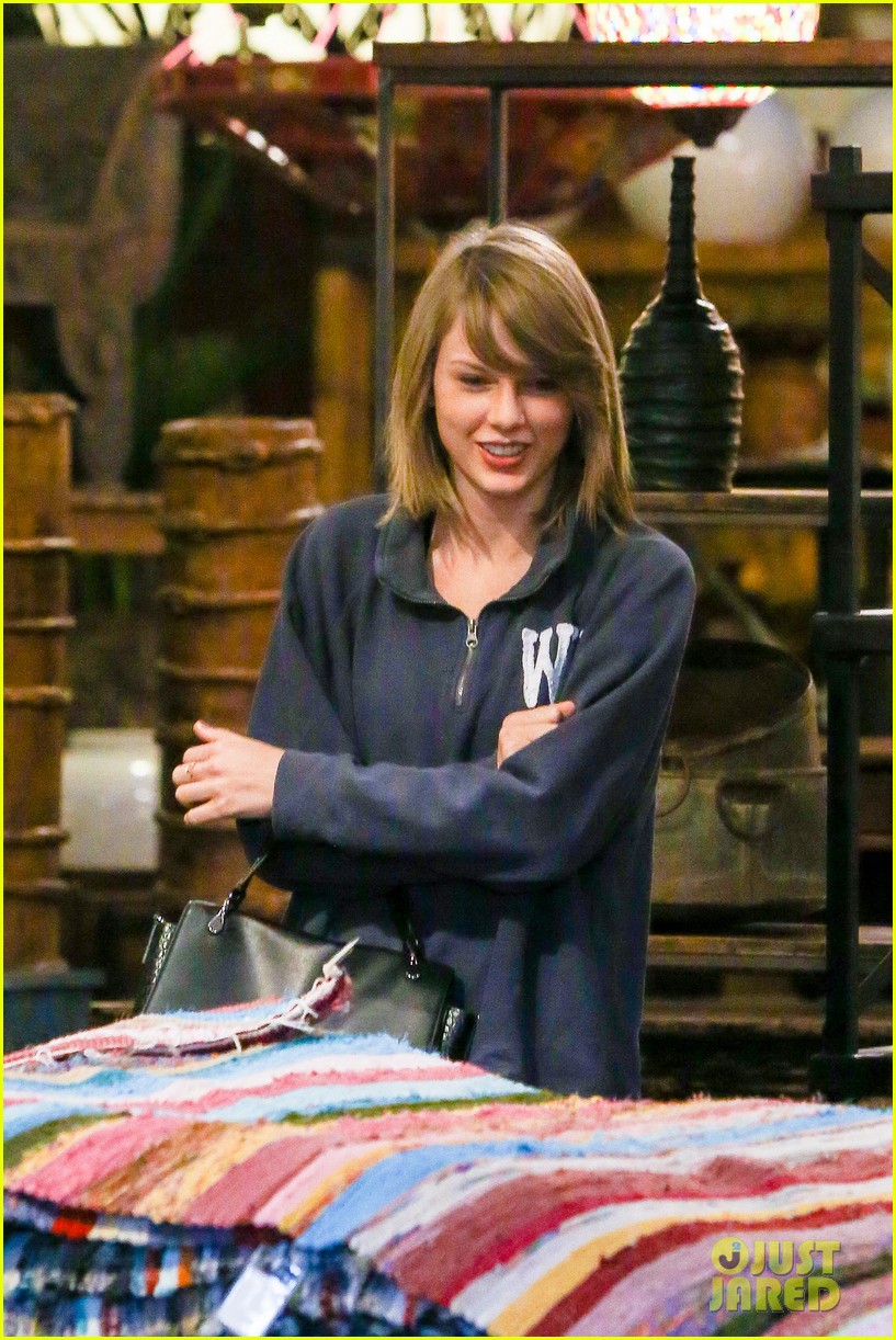 Taylor Swift Gives Selena Gomez & the 'Bad Blood' Squad Their VMAs Moon