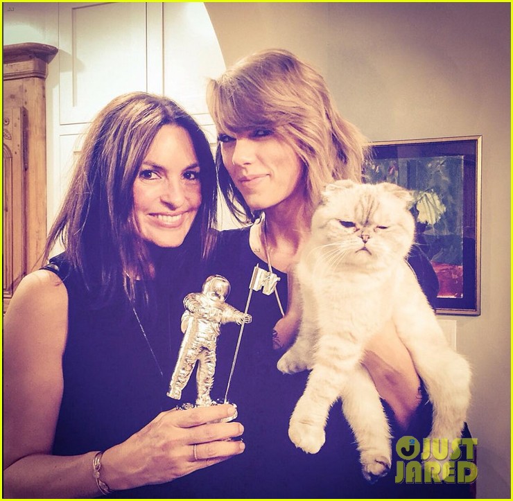 Taylor Swift Gives Selena Gomez & the 'Bad Blood' Squad Their VMAs Moon(02)