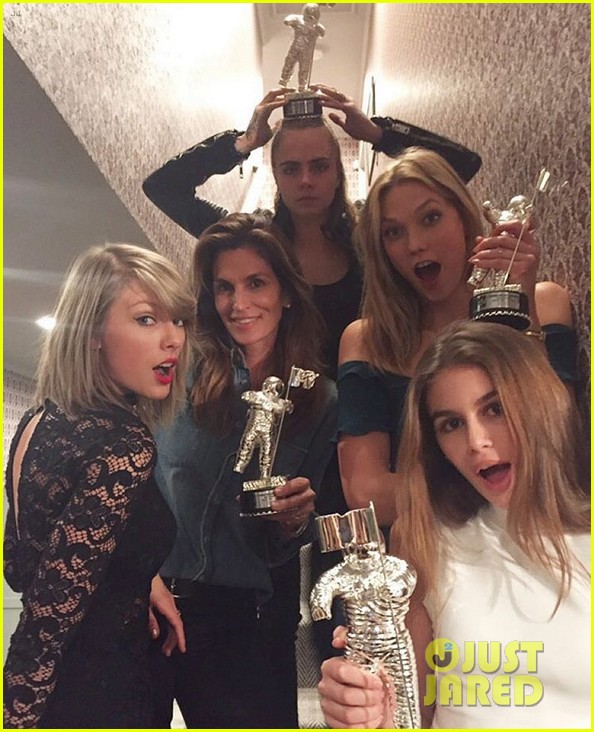 Taylor Swift Gives Selena Gomez & the 'Bad Blood' Squad Their VMAs Moon