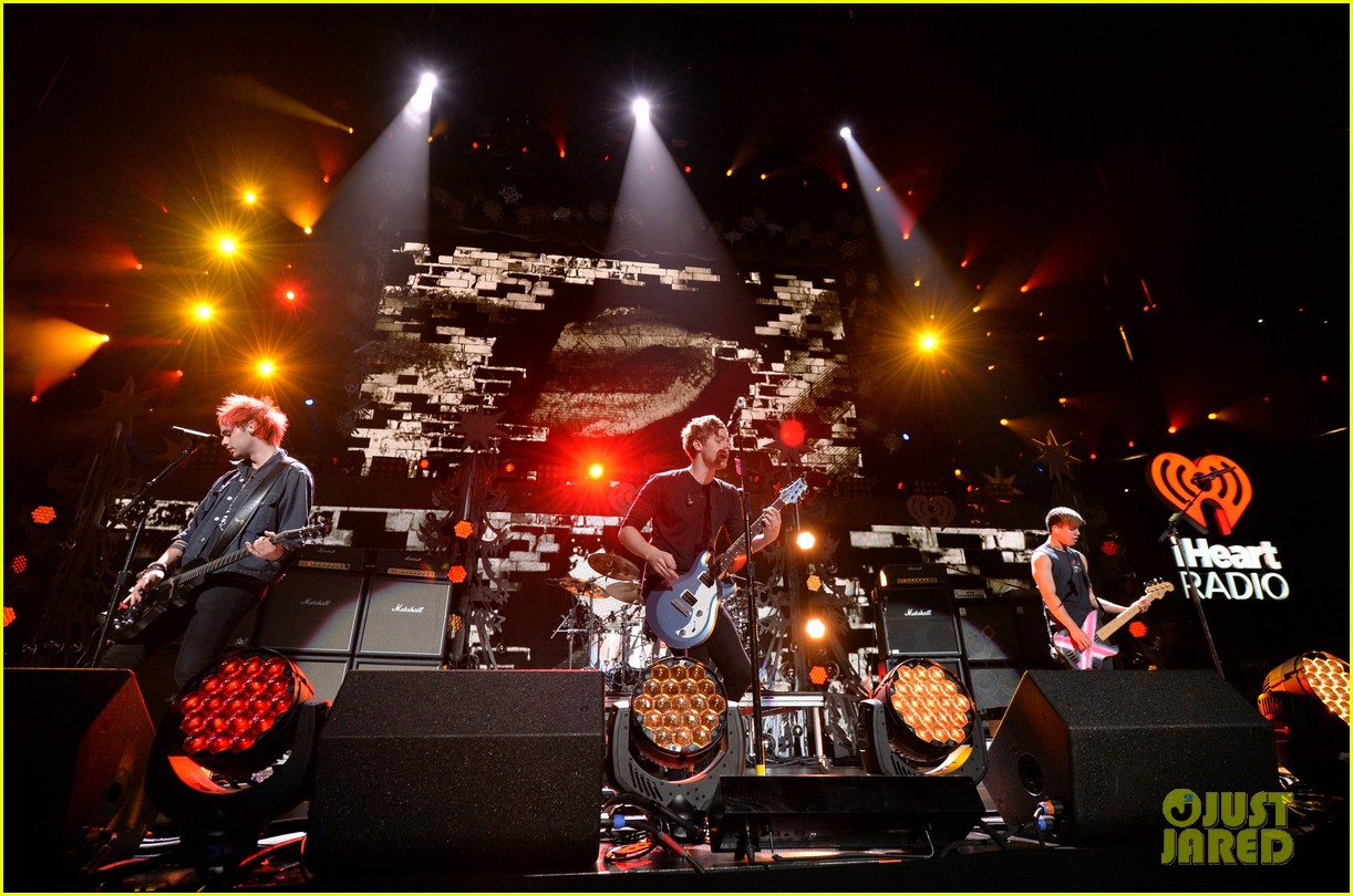 One Direction & 5 Seconds Of Summer Hit Up Jingle Ball Dallas 2015