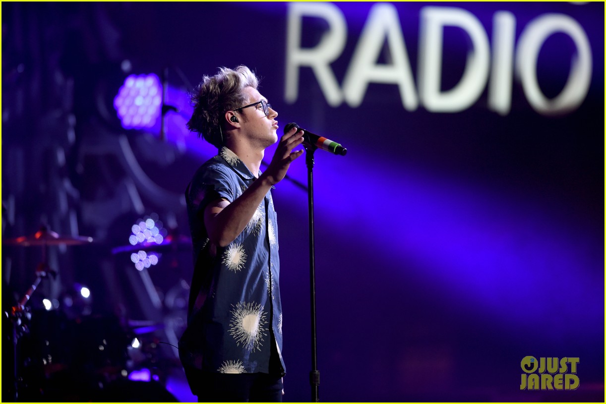 One Direction & 5 Seconds Of Summer Hit Up Jingle Ball Dallas 2015