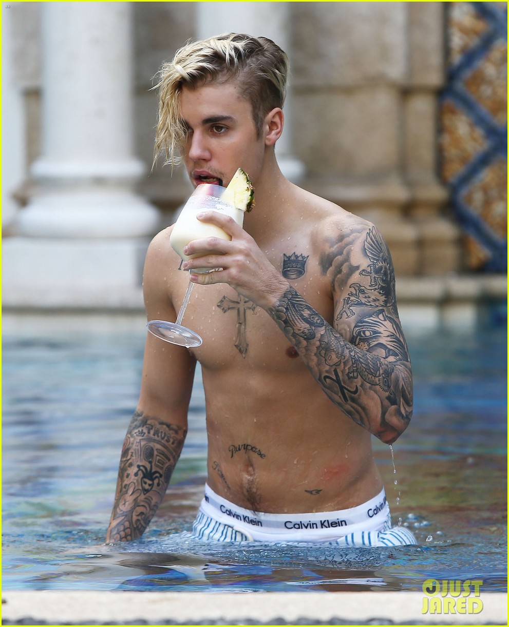Justin Bieber Goes Shirtless for a Swim at the Versace Mansion: Photo #3528...