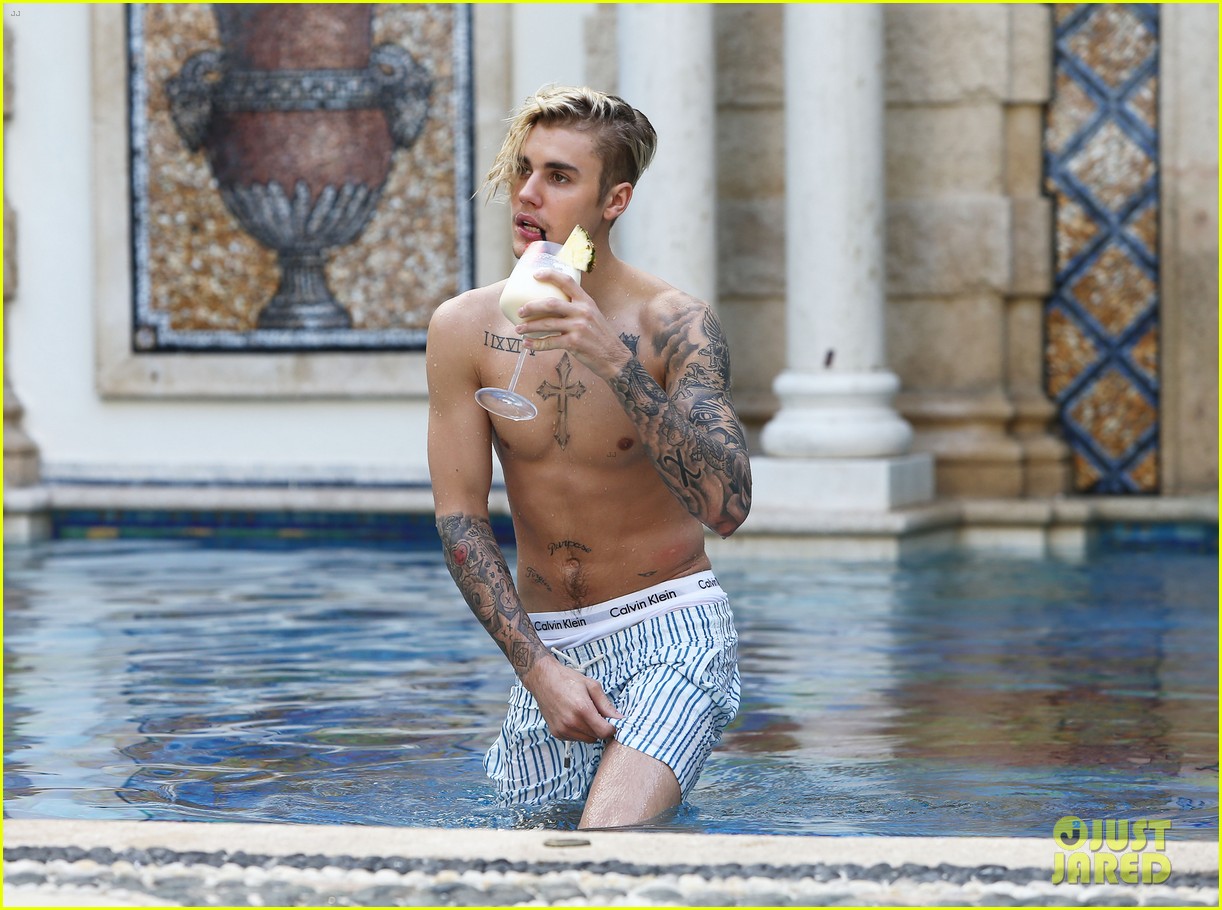 Full Sized Photo Of Justin Bieber Goes Shirtless For Swim At Versace 