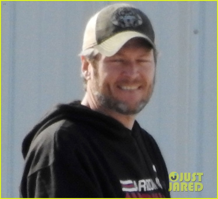 Blake Shelton & Gwen Stefani Cozy Up Before Boarding Jet: Photo 3538742