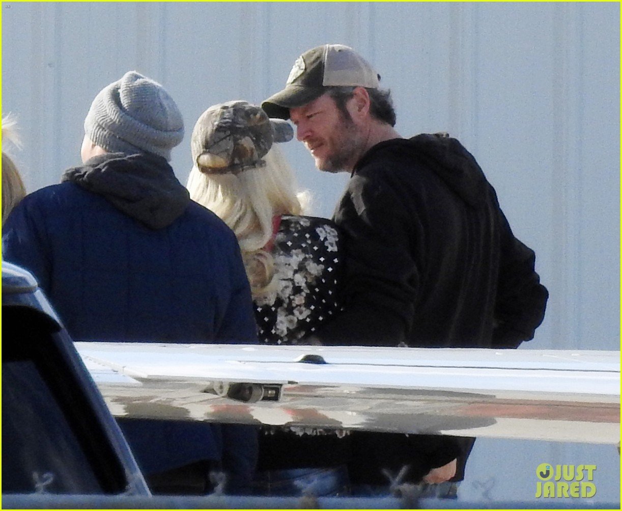 Blake Shelton & Gwen Stefani Cozy Up Before Boarding Jet: Photo 3538743