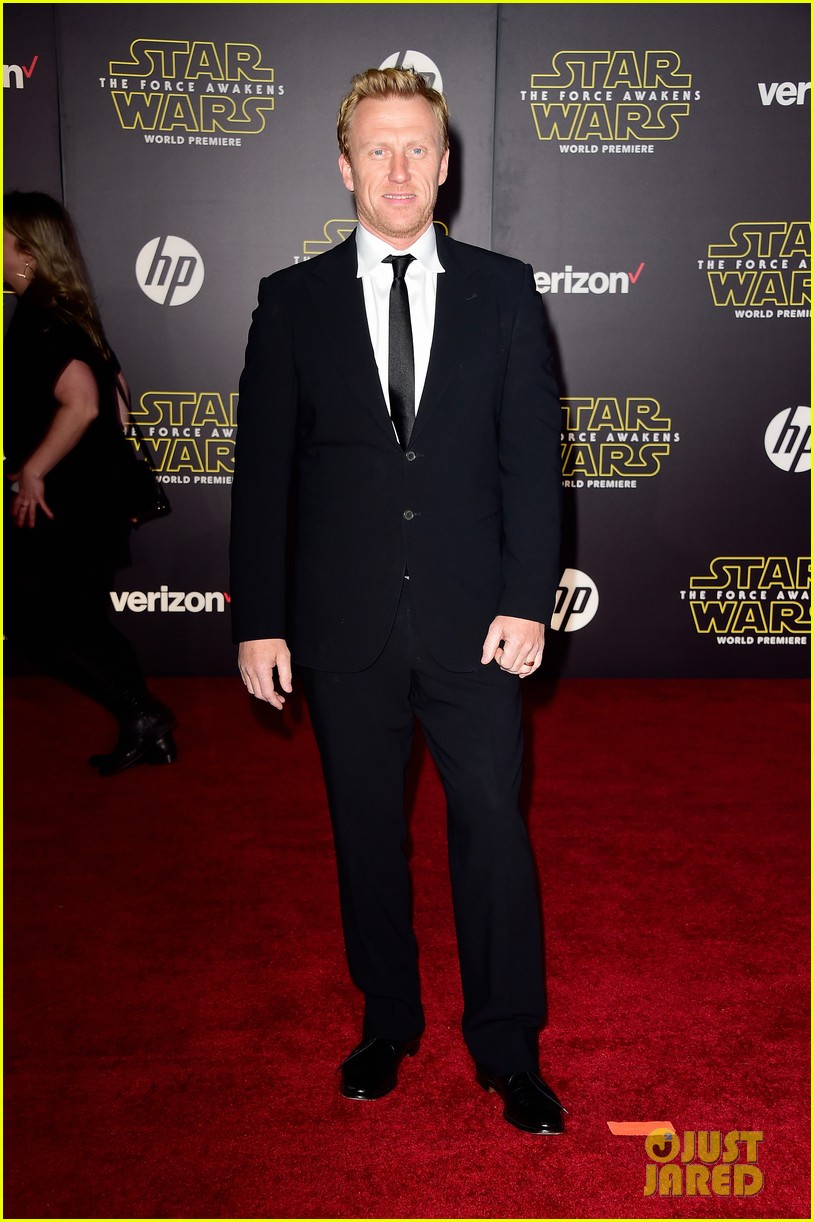 Zach Braff & Donald Faison Reunite at 'Star Wars' Premiere! Photo