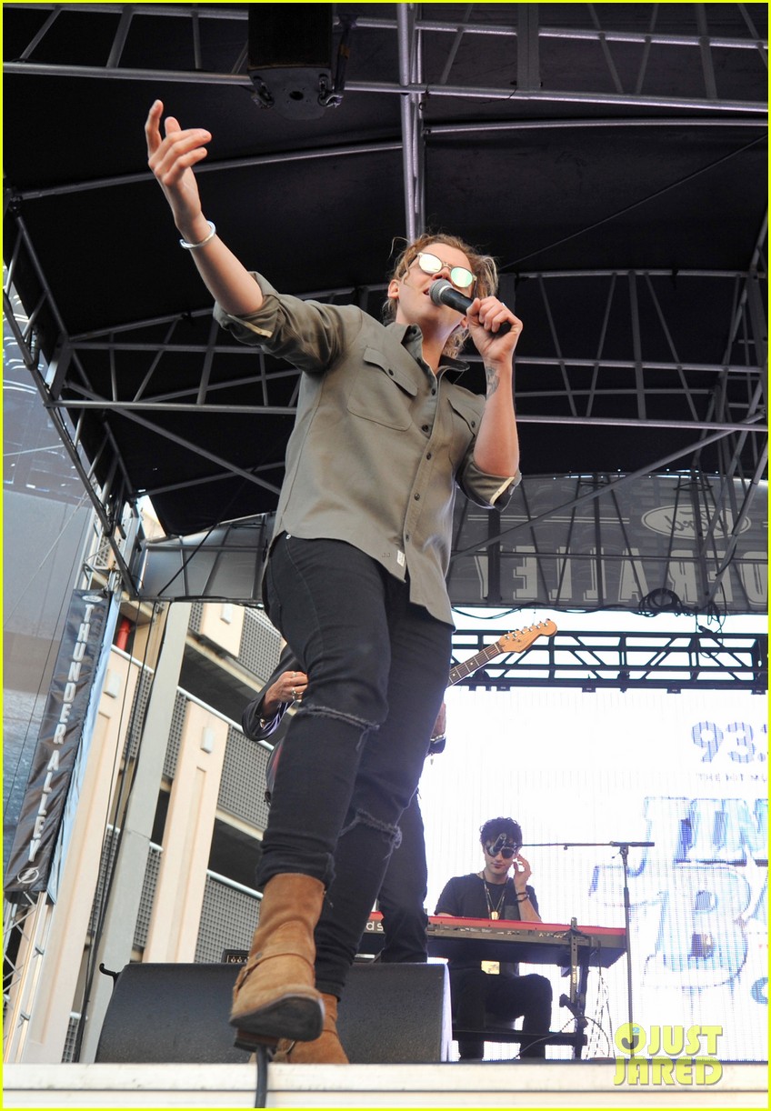 Photo demi lovato tove lo hailee steinfeld tampa jingle ball pics 01