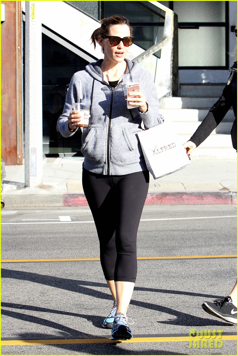 Photo jennifer garner goes solo at baby2baby holiday party 14 Photo