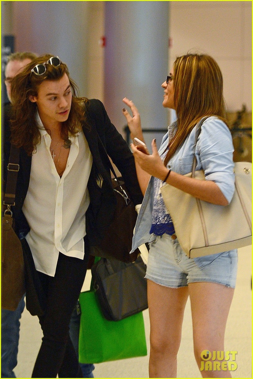 Harry Styles Jets Off to Miami With His Mom After Holidays: Photo