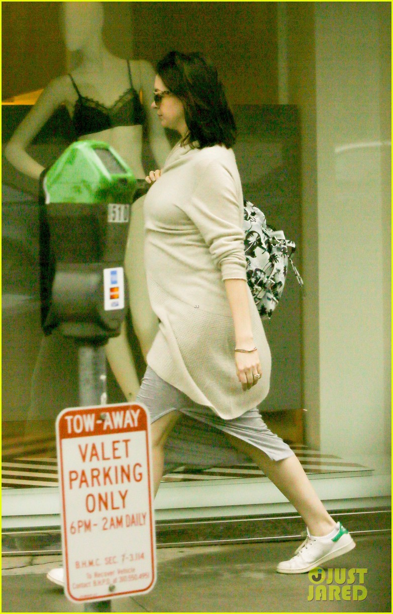 Pregnant Anne Hathaway Steps Out for Some Holiday Shopping Photo