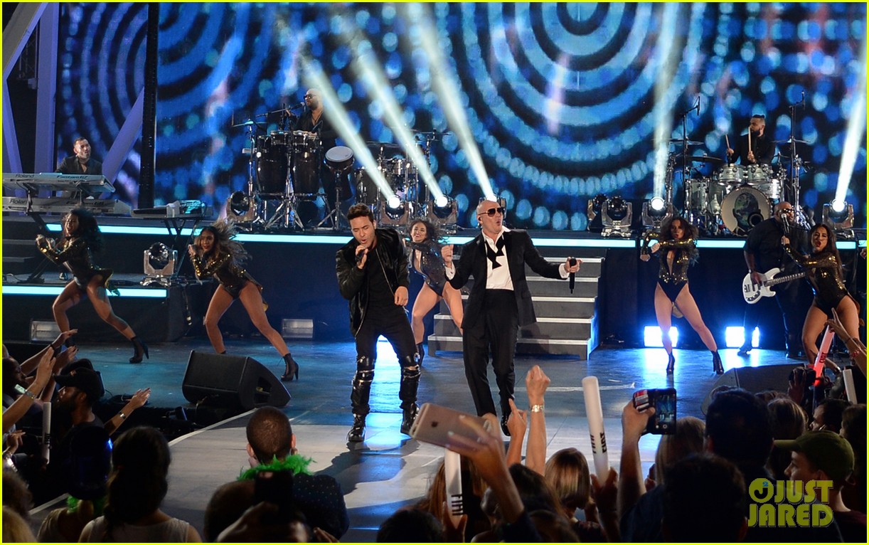 Pitbull Opens New Year's Eve Show with a Big Medley! (Video) Photo