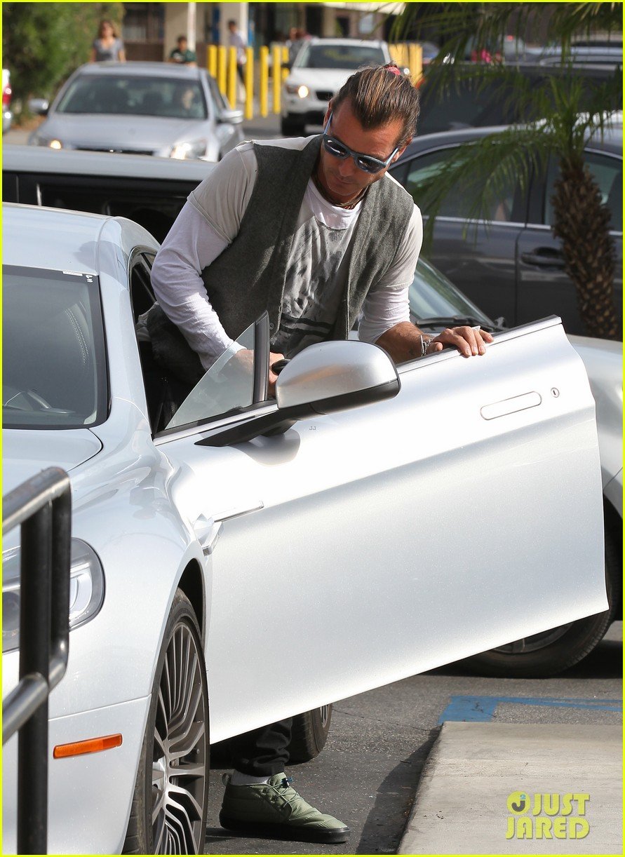 Gavin Rossdale Steps Out Solo to Run Weekend Errands Photo 3524796