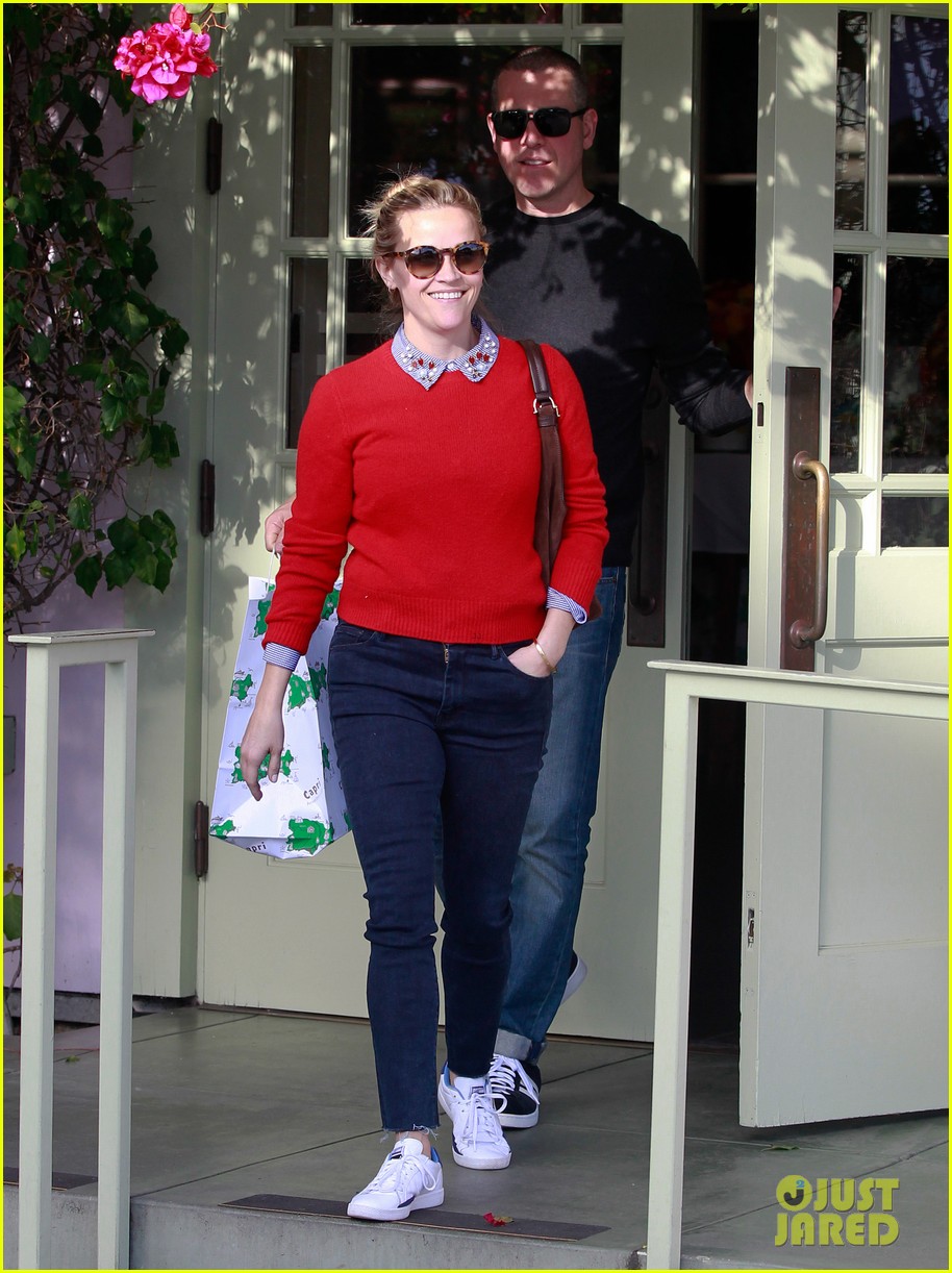 Reese Witherspoon & Jim Toth Have a Holiday Lunch Together Photo