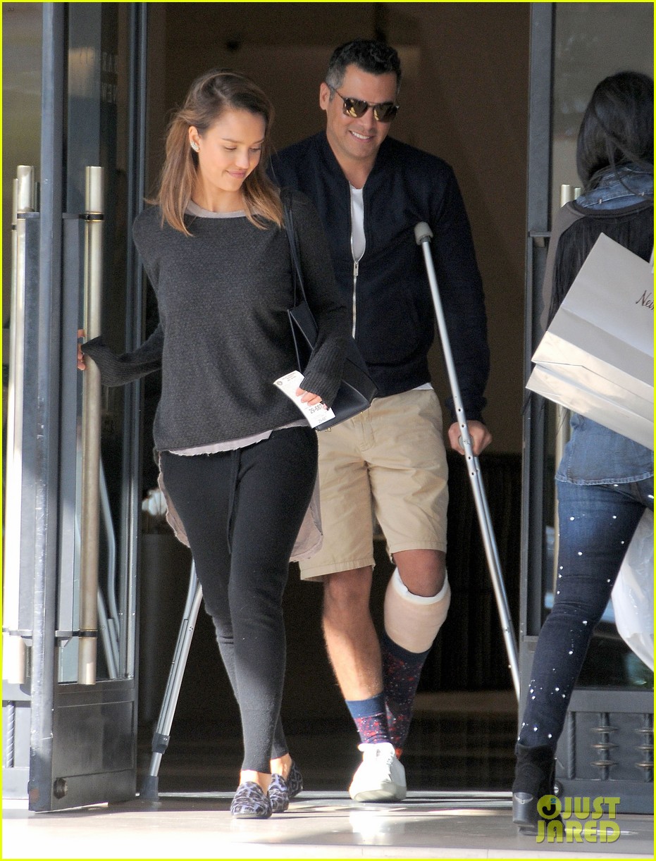 Jessica Alba Looks After Her Hubby Cash Warren's Torn Achilles Photo