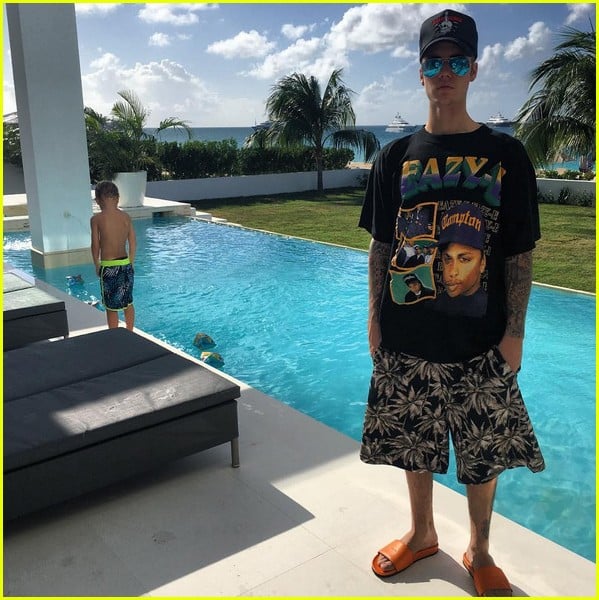 Justin Bieber Celebrates the New Year with Hailey Baldwin Photo(02)
