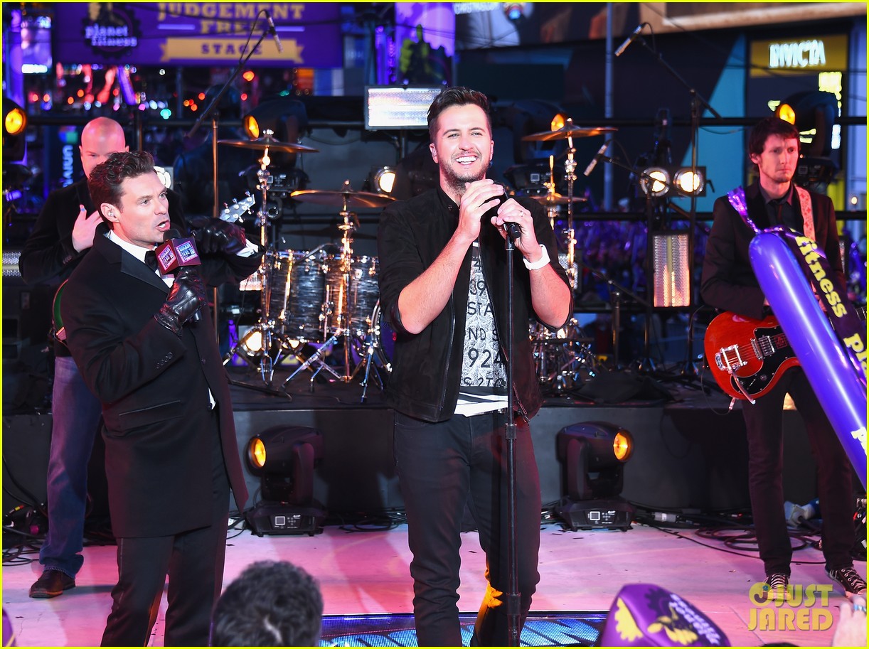 Luke Bryan Performs in Times Square on New Year's Eve (Video) Photo