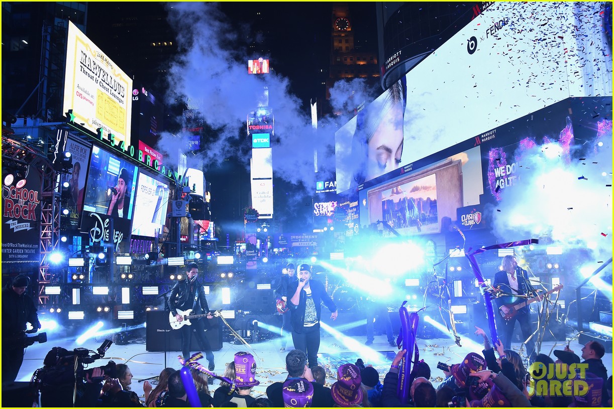 Luke Bryan Performs in Times Square on New Year's Eve (Video) Photo