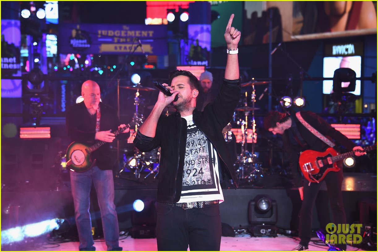 Luke Bryan Performs in Times Square on New Year's Eve (Video) Photo