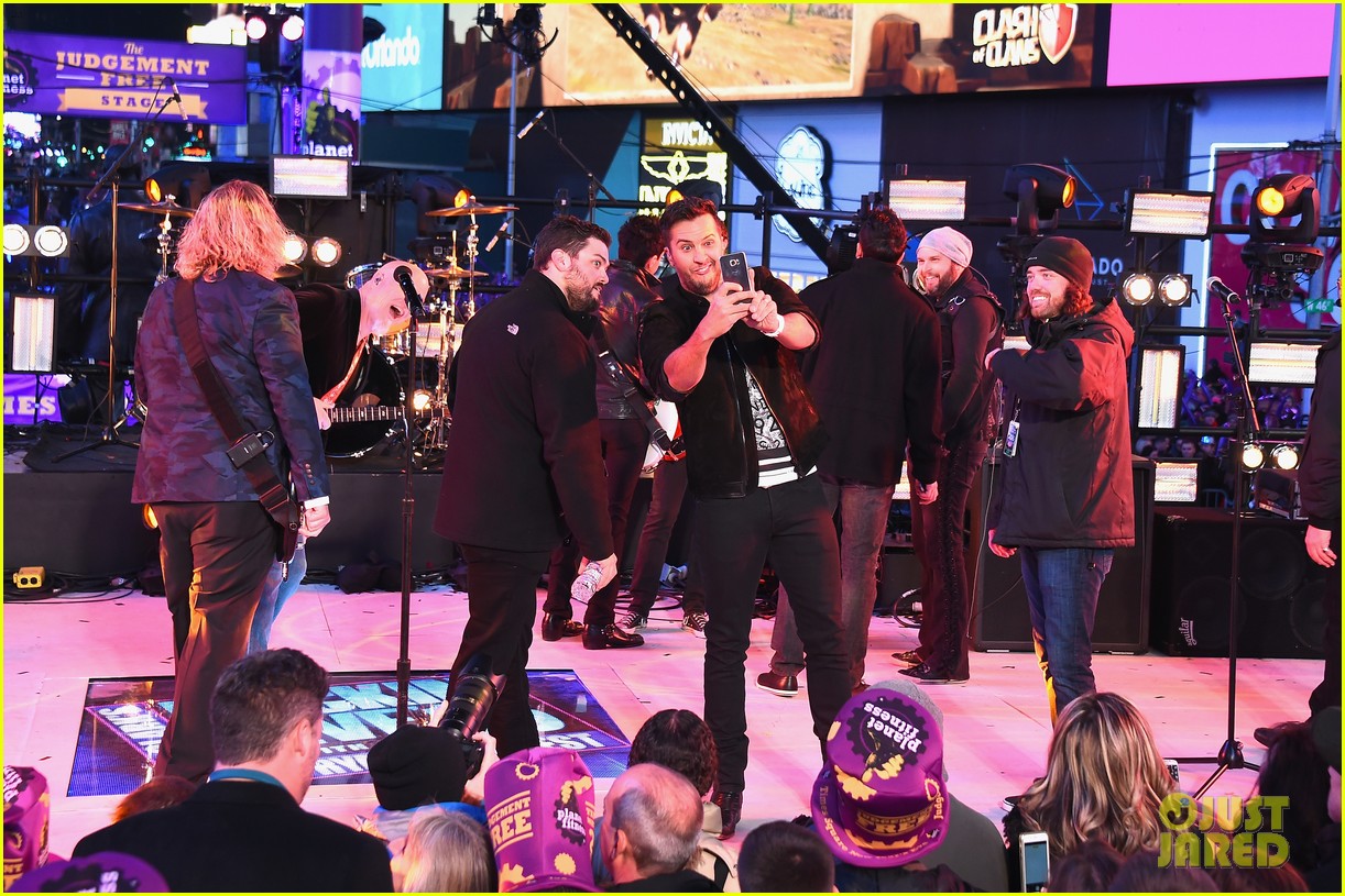 Luke Bryan Performs in Times Square on New Year's Eve (Video) Photo