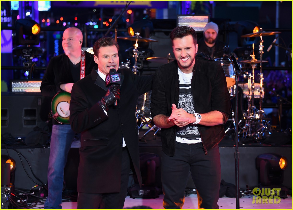 Luke Bryan Performs in Times Square on New Year's Eve (Video) Photo