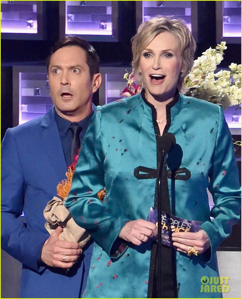 Miss Universe Mistake Parodied at People's Choice Awards 2016! (Video