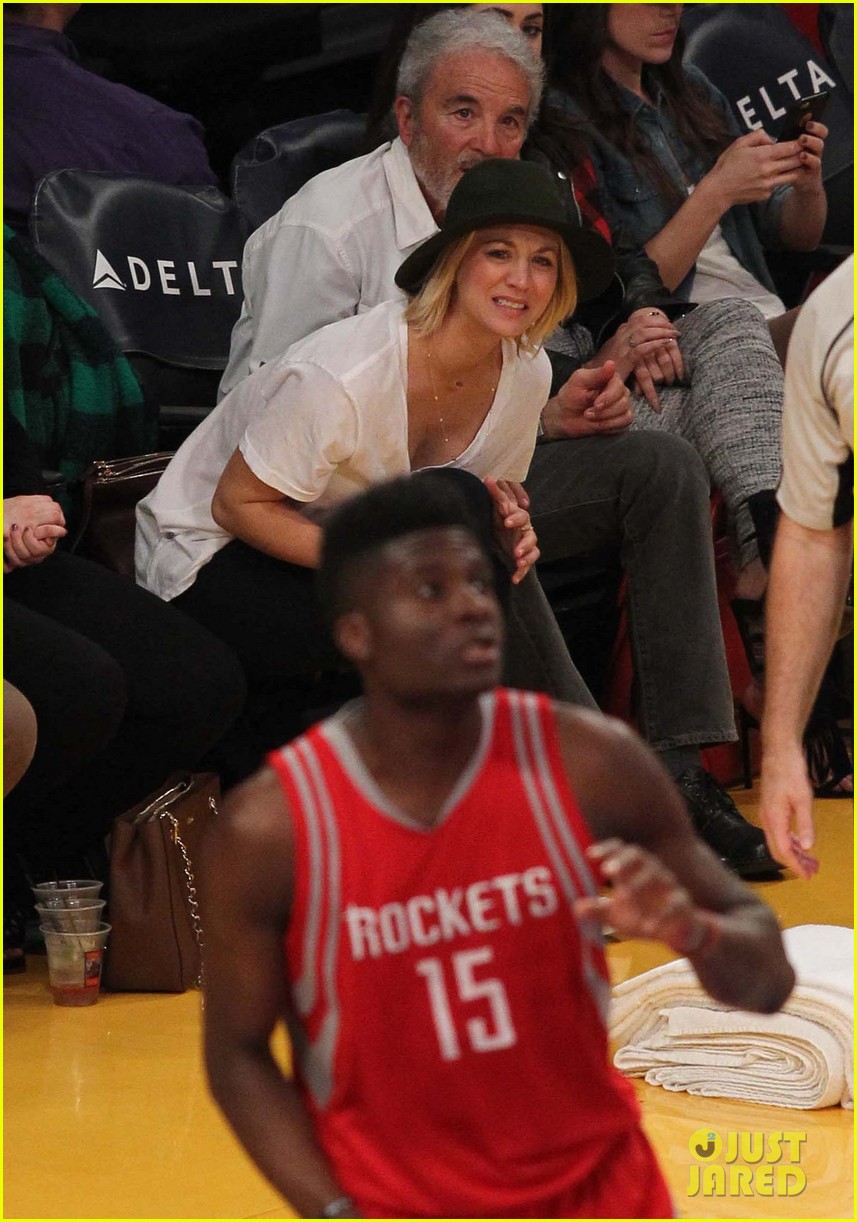 Kaley Cuoco Brings Her Dad to Watch the Lakers Court Side! Photo