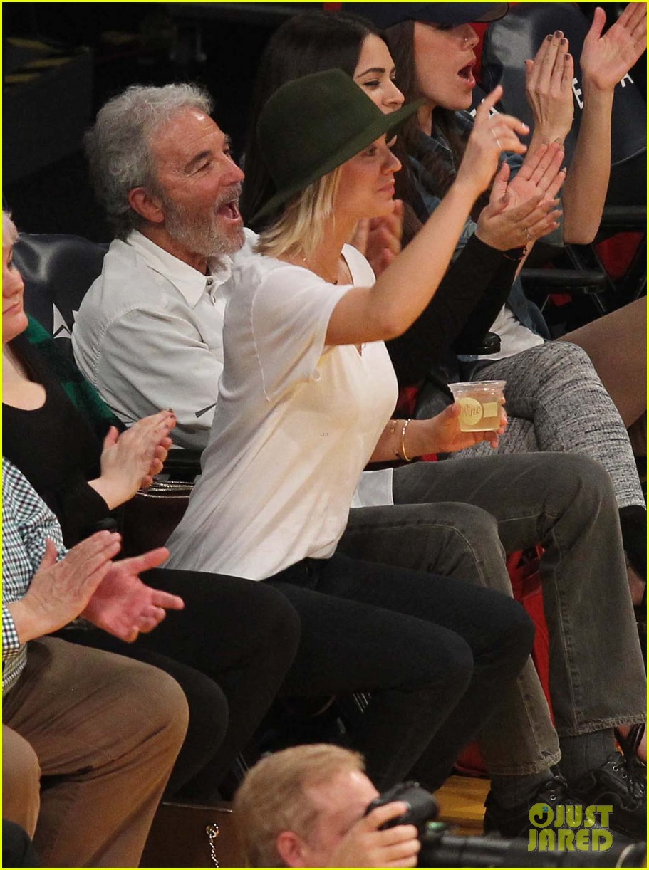 Kaley Cuoco Brings Her Dad to Watch the Lakers Court Side! Photo