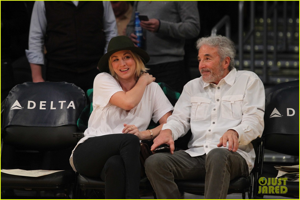 Kaley Cuoco Brings Her Dad to Watch the Lakers Court Side! Photo