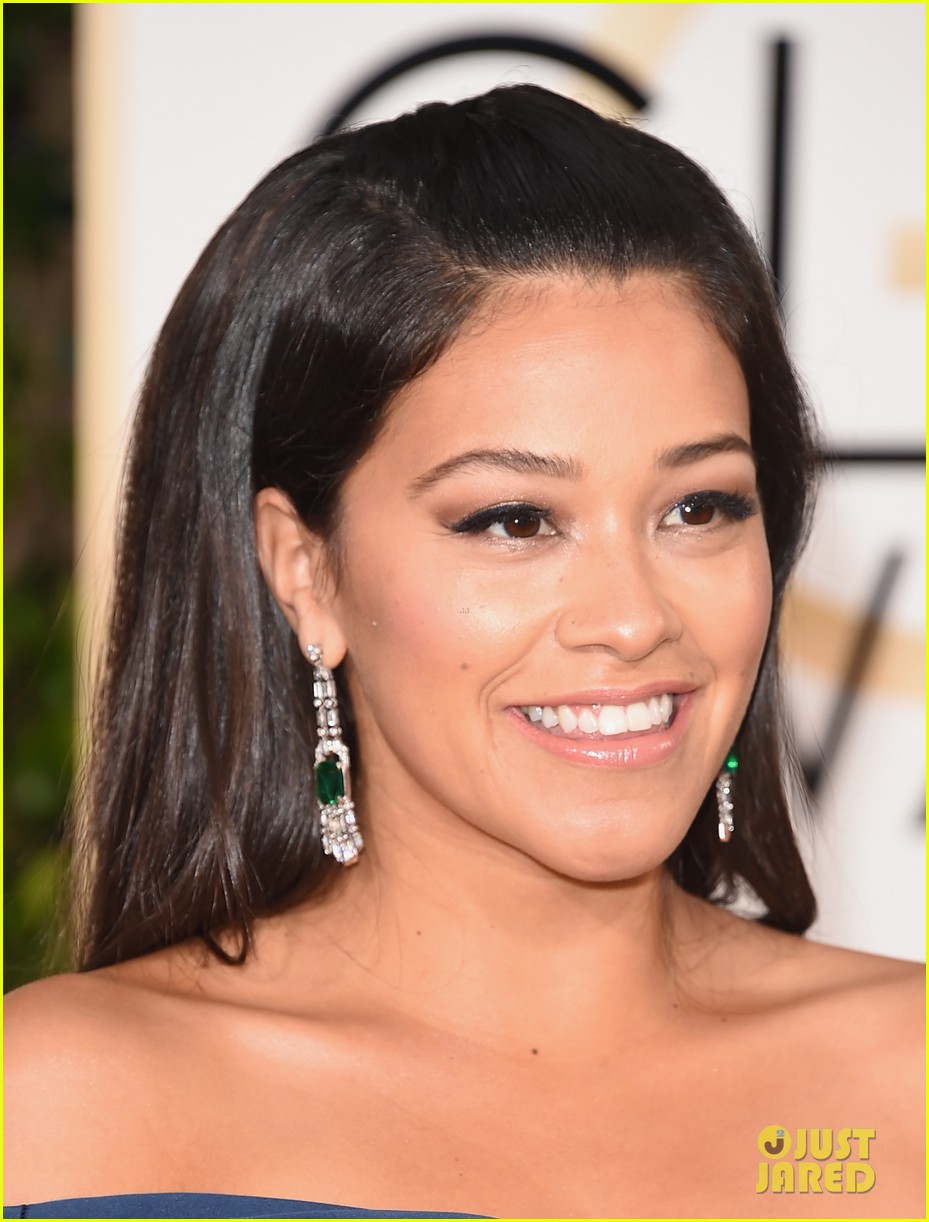 Gina Rodriguez Wows In Gown at Golden Globes 2016 Photo