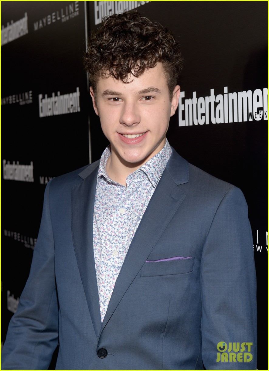 Sarah Hyland & Sophie Turner Step Out For EW's Pre-SAG Party: Photo