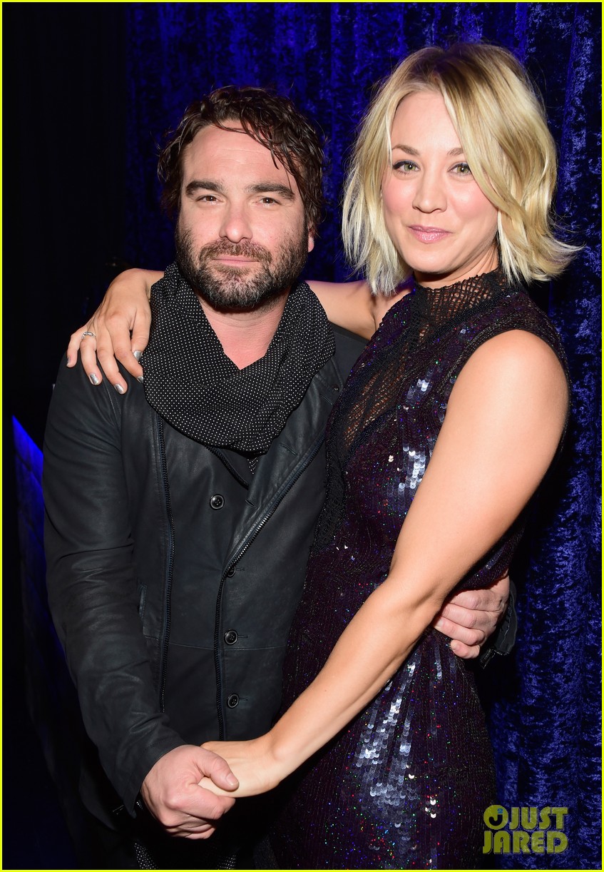 Friendly Exes Kaley Cuoco & Johnny Galecki Hold Hands Backstage at