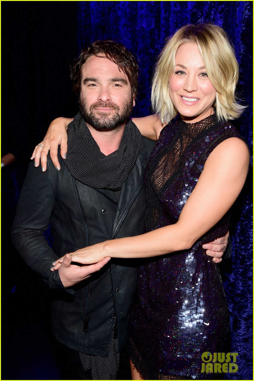Friendly Exes Kaley Cuoco & Johnny Galecki Hold Hands Backstage at