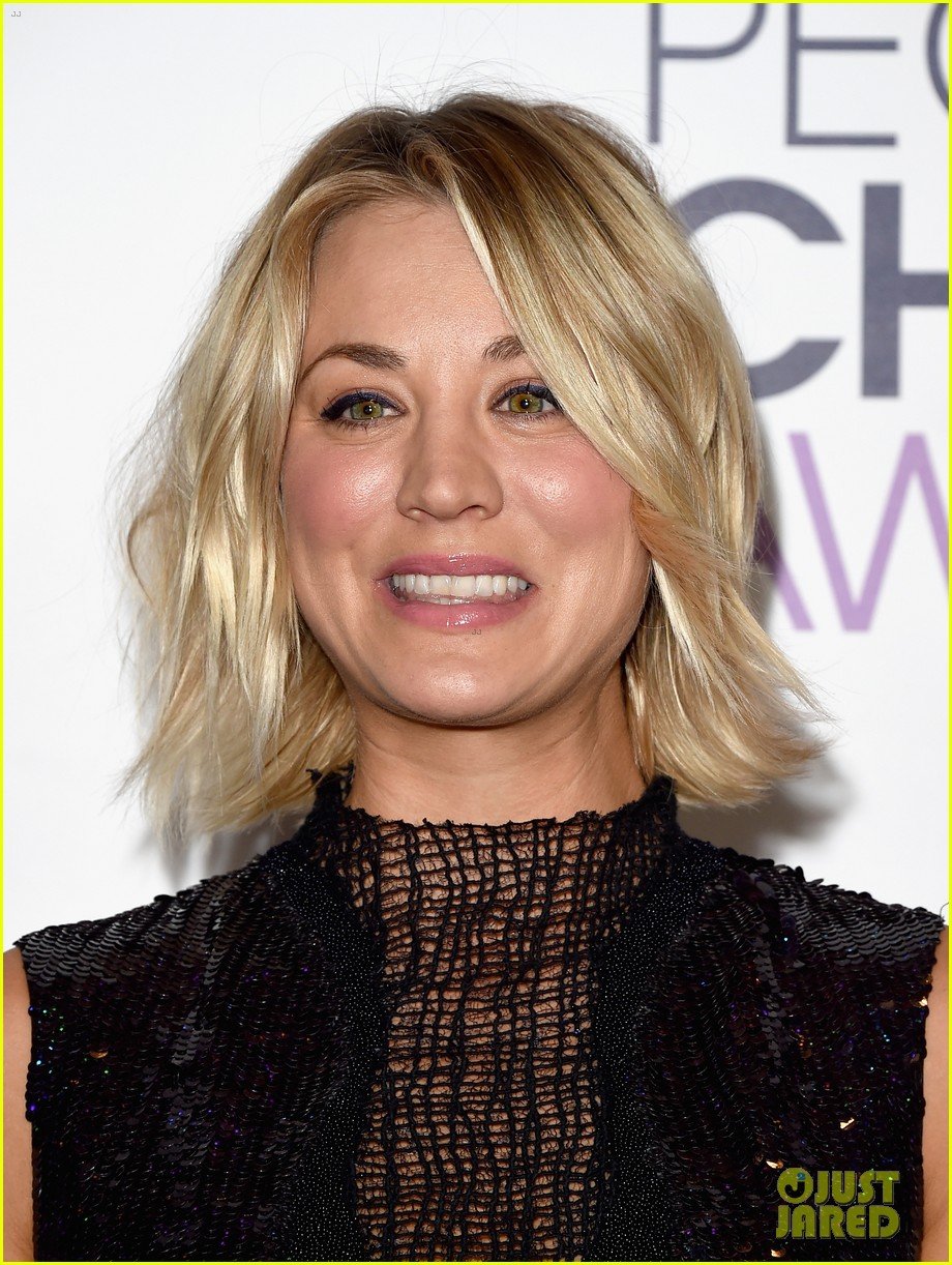 Friendly Exes Kaley Cuoco & Johnny Galecki Hold Hands Backstage at