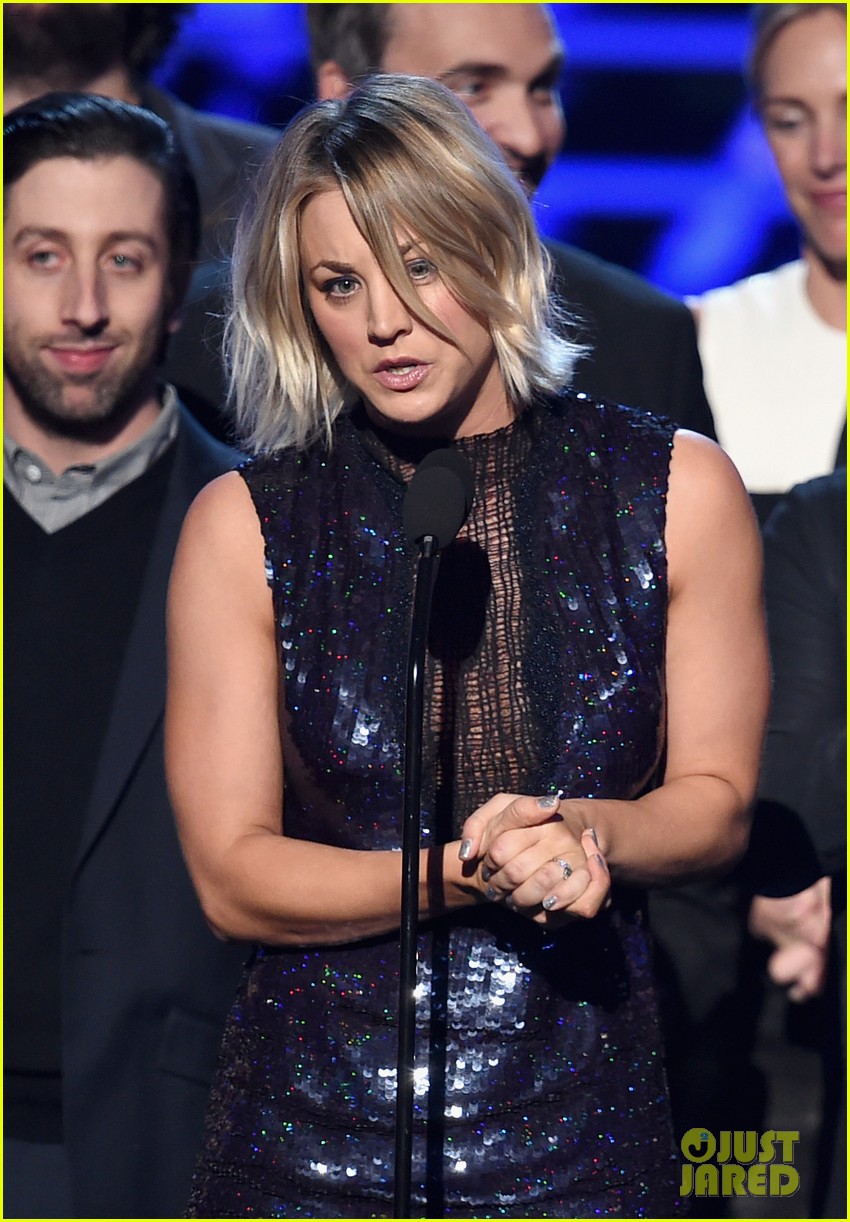 Friendly Exes Kaley Cuoco & Johnny Galecki Hold Hands Backstage at