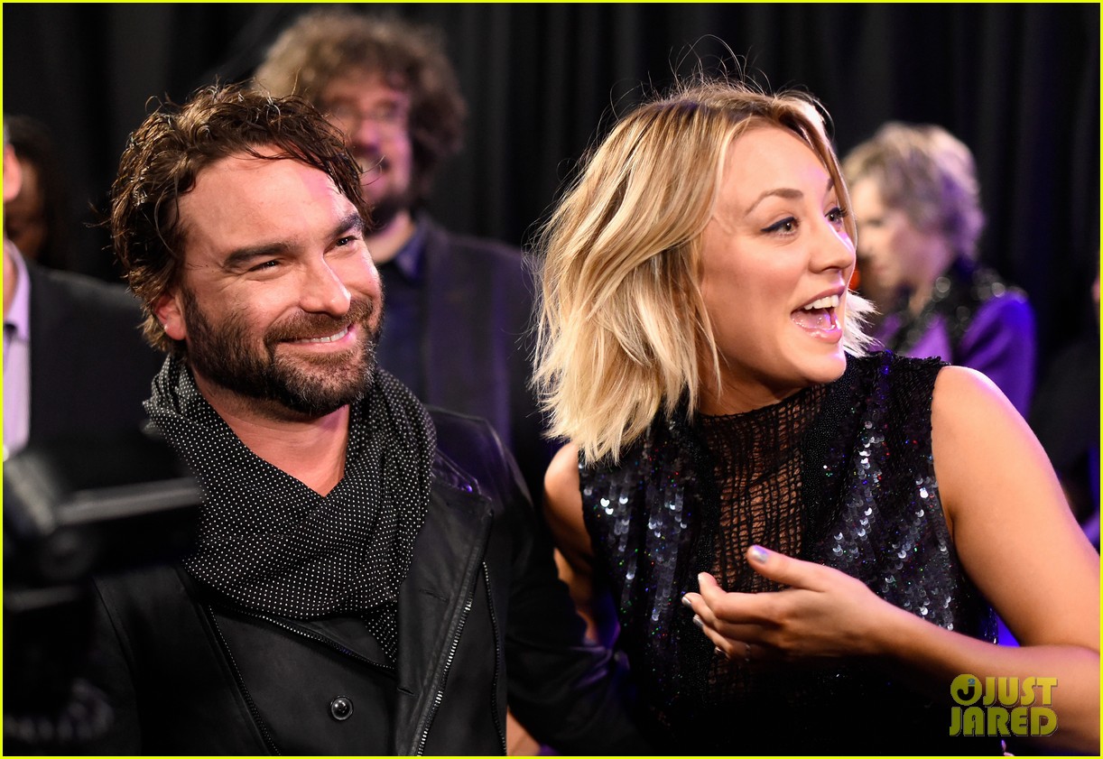 Friendly Exes Kaley Cuoco & Johnny Galecki Hold Hands Backstage at
