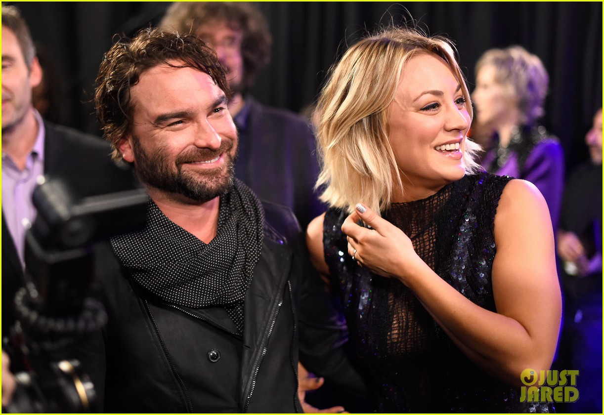Friendly Exes Kaley Cuoco & Johnny Galecki Hold Hands Backstage at