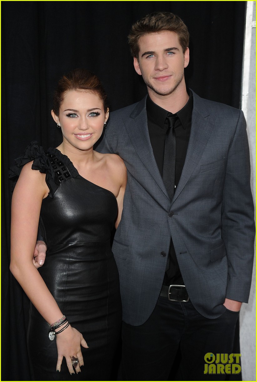 Miley Cyrus & Liam Hemsworth Spotted 'Cuddling & Kissing' in Australia