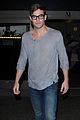 chris pine nerdy glasses lax airport 01