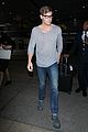 chris pine nerdy glasses lax airport 04
