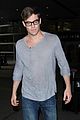 chris pine nerdy glasses lax airport 05