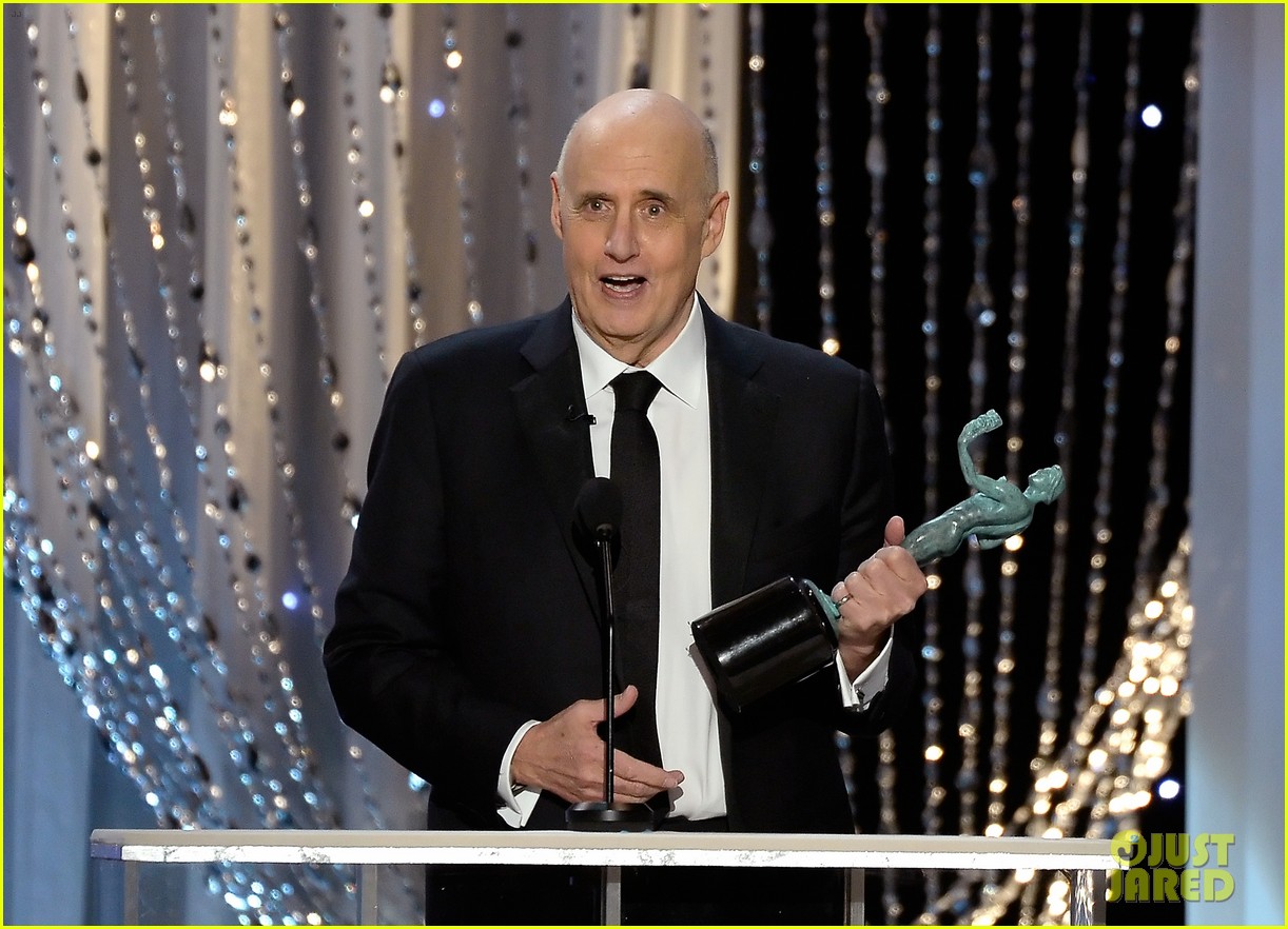 Jeffrey Tambor Wins for 'Transparent' at SAG Awards 2016! Photo(01)
