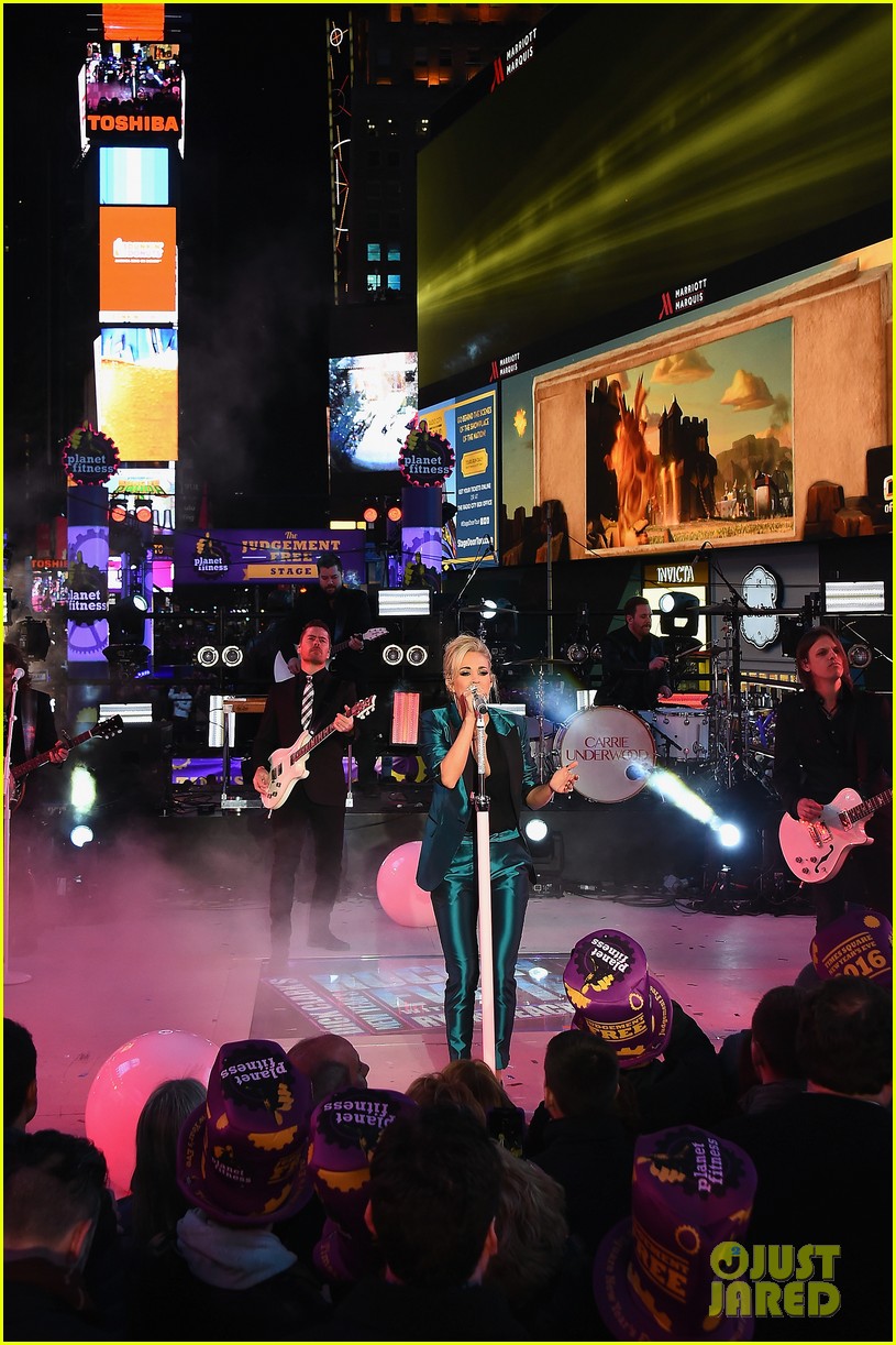 Carrie Underwood Performs a Medley for New Year's Eve 2016! (Video